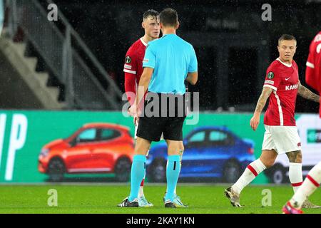 ALKMAAR - (lr) Sam Beukema di AZ Alkmaar, arbitro Anastasios Papapetrou durante la partita della UEFA Conference League tra AZ Alkmaar e SK Dnipro-1 allo stadio AFAS il 3 novembre 2022 ad Alkmaar, Paesi Bassi. ANP ED DEL POL Foto Stock