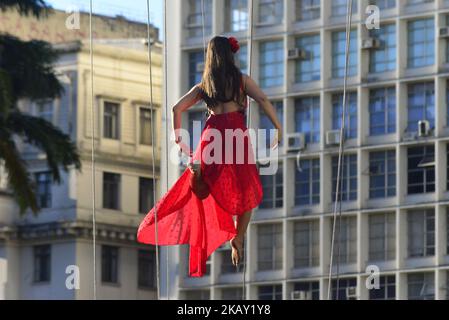 Il pianista Allan grande e la ballerina Sandra Miyazawa si presentarono nella valle del Anhangabaú ad un'altezza di 50 metri sospesa da una gru. L'evento è un'attrazione di Virada Cultural, un evento che accade ogni anno a San Paolo, Brasile, il 20 maggio 2018. (Foto di Cris FAGA/NurPhoto) Foto Stock