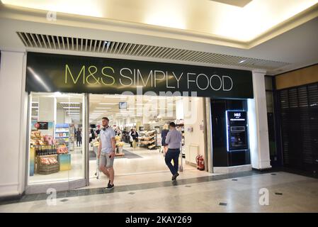 Il negozio Marks and Spencer di Bayswater è raffigurato a Londra il 22 maggio 2018. Marks e Spencer prevedono di chiudere 100 negozi entro il 2022, accelerando una riorganizzazione che dice sia 'vitale' per il futuro del concessionario. Dei 100 negozi, 21 sono già stati chiusi e M&S ha ora rivelato la posizione di altri 14 siti da chiudere. Con il suo piano, M&S vuole spostare un terzo delle sue vendite online e prevede di avere meno negozi di abbigliamento e casalinghi più grandi in luoghi migliori. (Foto di Alberto Pezzali/NurPhoto) Foto Stock