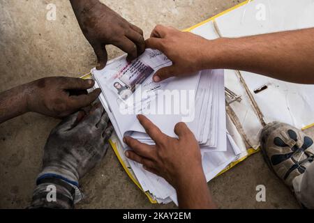 (7/11/2017) in una casa abbandonata nella parte occidentale di Mosuls / Iraq è ancora una cartella di file con documenti dell'amministrazione ISIS: Qui personale archi di IS-Jihadisten. (Foto di Sebastian Backhaus/NurPhoto) Foto Stock