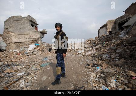 Un soldato di un'unità speciale del Ministero dell'interno iracheno nelle rovine della città vecchia di Mosul / Iraq (Foto di Sebastian Backhaus/NurPhoto) Foto Stock