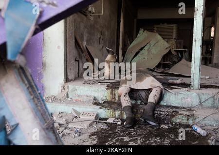 (7/11/2017) il corpo di un jihadista ISIS nel centro storico di Mosul / Iraq (Foto di Sebastian Backhaus/NurPhoto) Foto Stock