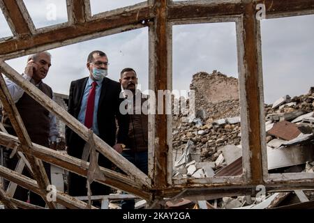 L'organizzazione non governativa 'Parlamento mondiale della sicurezza e della pace', che si è posta il compito di raccogliere donazioni internazionali per ricostruire Mosul, ispeziona con il suo capo, il Dr. Mohammed al-Hamadani (nella foto a destra), la distruzione nella città vecchia di Mosul in Iraq (Foto di Sebastian Backhaus/NurPhoto) Foto Stock