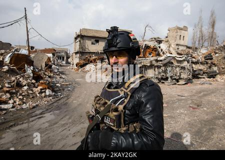 Un soldato di un'unità speciale del Ministero dell'interno iracheno nelle rovine della città vecchia di Mosul / Iraq (Foto di Sebastian Backhaus/NurPhoto) Foto Stock