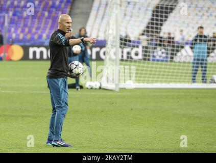 La allenatrice francese del Real Madrid Zinedine Zidane partecipa a una sessione di allenamento del Real Madrid allo Stadio Olimpico di Kiev, in Ucraina, il 25 maggio 2018, alla vigilia della partita di calcio finale della UEFA Champions League tra Liverpool e il Real Madrid. (Foto di Sergii Kharchenko/NurPhoto) Foto Stock