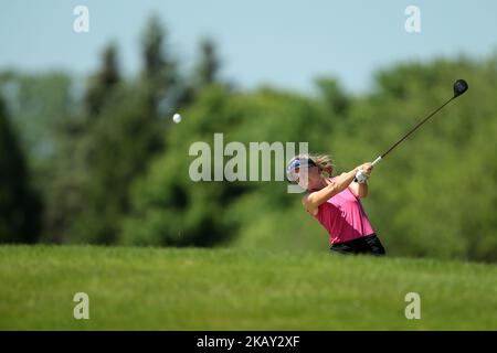 Sofia Popov di Germania guarda il suo fairway sparato sulla 6th buche durante il secondo round del LPGA Volvik Championship al Travis Pointe Country Club di Ann Arbor, MI il 25 maggio 2018. (Foto di Jorge Lemus/NurPhoto) Foto Stock