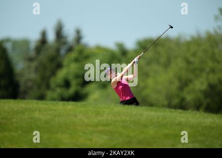 Sofia Popov di Germania guarda il suo fairway sparato sulla 6th buche durante il secondo round del LPGA Volvik Championship al Travis Pointe Country Club di Ann Arbor, MI il 25 maggio 2018. (Foto di Jorge Lemus/NurPhoto) Foto Stock