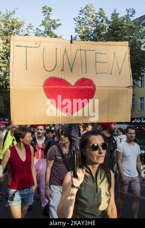 Il 26 maggio 2018 a Berlino, in Germania, la gente partecipa a un Tuntenpaziergang (Queer Queens Walk) per protestare contro l'omofobia e per i diritti e la diversità delle LGBTI. (Foto di Emmanuele Contini/NurPhoto) Foto Stock