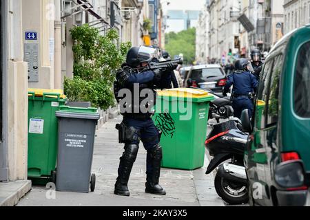 La polizia antisommossa prende posizione durante la manifestazione "marea populares" (marea operaia) chiamata da organizzazioni politiche, associazioni e sindacati per protestare contro la politica del presidente e del governo francese, a Parigi il 26 maggio 2018. (Foto di Julien Mattia/NurPhoto) Foto Stock