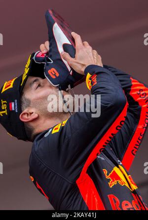 Daniel Ricciardo beve champagne dalle sue scarpe dopo la cerimonia del podio di Formula 1 sul Gran Premio di Monaco il 27 maggio 2018 a Monte Carlo, Monaco. (Foto di Robert Szaniszló/NurPhoto) Foto Stock
