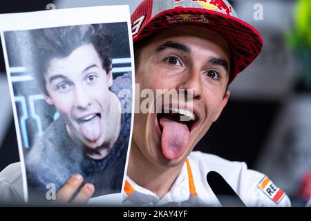 Marc Marquez del Repsol Honda Team posa con una foto della sua doppietta, la cantante canadese Shawn Mendes durante la conferenza stampa in vista del Gran Premio d'Italia MotoGP 2018 al circuito del Mugello, Firenze, il 31 maggio 2018. (Foto di Giuseppe Maffia/NurPhoto) Foto Stock