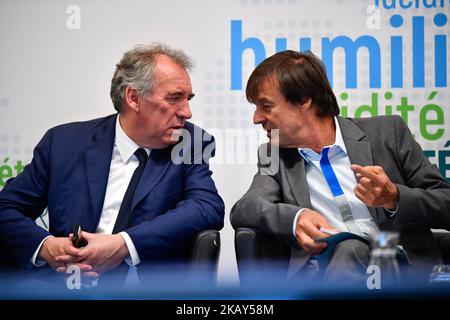 Presidente del partito centrista Francois Bayrou (L) e Nicolas Nicolas Hulot, il Ministro della transizione ecologica e di solidarietà ha presentato il piano di spiegamento dell'idrogeno per la transizione energetica a Parigi in associazione con le principali società energetiche francesi il 01 giugno 2018.(Foto di Julien Mattia/NurPhoto) Foto Stock