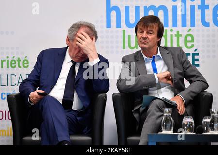 Presidente del partito centrista Francois Bayrou (L) e Nicolas Nicolas Hulot, il Ministro della transizione ecologica e di solidarietà ha presentato il piano di spiegamento dell'idrogeno per la transizione energetica a Parigi in associazione con le principali società energetiche francesi il 01 giugno 2018.(Foto di Julien Mattia/NurPhoto) Foto Stock