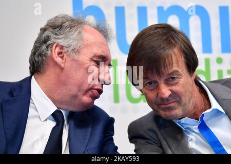 Presidente del partito centrista Francois Bayrou (L) e Nicolas Nicolas Hulot, il Ministro della transizione ecologica e di solidarietà ha presentato il piano di spiegamento dell'idrogeno per la transizione energetica a Parigi in associazione con le principali società energetiche francesi il 01 giugno 2018.(Foto di Julien Mattia/NurPhoto) Foto Stock