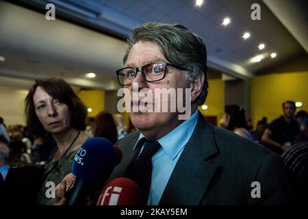 Il partito francese del fronte nazionale di estrema destra (FN) membro del Parlamento Gilbert Collard parla con il giornalista come i membri del partito hanno sostenuto il cambiamento del nome del fronte nazionale per il raduno nazionale (Unione, o Rally) durante un congresso del partito il 1 giugno 2018 a Bron vicino Lione, nel sud-est della Francia. (Foto di Nicolas Liponne/NurPhoto) Foto Stock