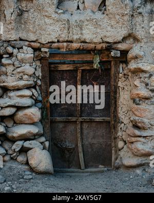 Una vecchia porta di legno nell'antica capitale murata di lo Manthang, Mustang superiore, Nepal, Himalaya Foto Stock