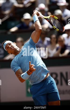 Rafael Nadal di Spagna gioca una prefazione durante la sua partita di single Mens terzo turno contro Richard Gasquet di Francia durante il giorno sette del 2018 francese Open a Roland Garros il 2 giugno 2018 a Parigi, Francia. (Foto di Mehdi Taamallah/NurPhoto) Foto Stock