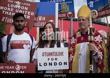 Il Vescovo di Southwark è in piedi con i sostenitori di Turn to Love durante il servizio commemorativo del primo anniversario dell'attacco terroristico del London Bridge a Londra, in Gran Bretagna, il 3 giugno 2018. La giornata segna un anno di attentato terroristico al London Bridge, che ha ucciso otto persone e ferito decine di altre. (Foto di Mateusz Wlodarczyk/NurPhoto) Foto Stock