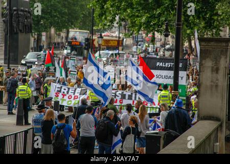 Contro-demo israeliana alla protesta contro la Palestina libera. I palestinesi e coloro che sostengono la Palestina hanno protestato a Londra (Regno Unito) il 5 giugno 2018 condannando i recenti assassinii nella striscia di Gaza. (Foto di Alex Cavendish/NurPhoto) Foto Stock