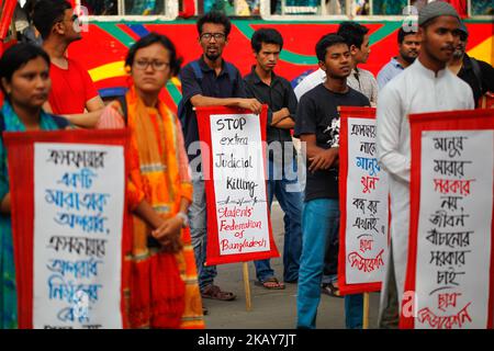 La “Federazione degli studenti” di sinistra del Bangladesh ha protestato contro il fuoco incrociato in corso a Dhaka il 5 giugno 2018. Più di 128 presunti trafficanti di droga sono stati uccisi e migliaia detenuti in Bangladesh nelle ultime due settimane in un giro di narcotici in stile filippino che ha sollevato preoccupazioni riguardo alle uccisioni extragiudiziali. (Foto di Mehedi Hasan/NurPhoto) Foto Stock