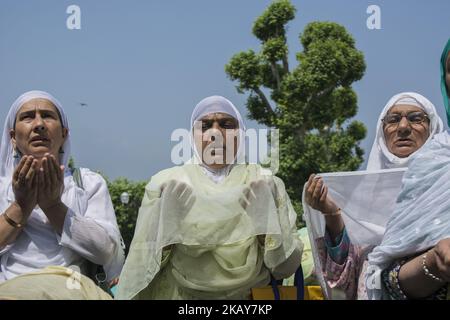 Le donne musulmane di Kashmiri pregano, al santuario di Hazratbal per celebrare l'anniversario della morte di Imam-e-Ali, cugino e genero del profeta Maometto a Srinagar, la capitale estiva degli indiani amministrato Kashmir, India, il 6 giugno 2018. I musulmani provenienti da tutto il Kashmir visitano il santuario di Dargah nella zona di Hazratbal di Srinagar per celebrare l'anniversario della morte di Caliph, cugino e genero del profeta Maometto. Il santuario è molto venerato dai musulmani di Kashmiri poichè si ritiene che ospita una reliquia sacra del Profeta Maometto. La reliquia è esposta ai devoti su importanti d islamiche Foto Stock