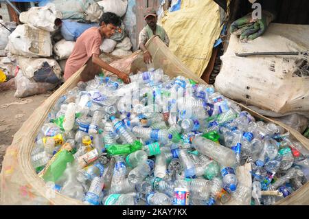 Materiale plastico in un deposito di discarica durante la 'Giornata Mondiale dell'ambiente' a Kolkata, in India, il 5 giugno 2018. (Foto di Debajyoti Chakraborty/NurPhoto) Foto Stock