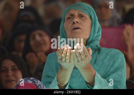 Le donne Kashmiri offrono preghiere congregazionali all'interno della Grande Moschea l'ultimo Venerdì del santo è mese di Ramadan a Srinagar, la capitale estiva del Kashmir controllato dagli indiani, in India. Decine di migliaia di devoti musulmani hanno partecipato alla preghiera dell'ultimo venerdì (Jummat-ul-Vida) del mese santo del Ramadan. (Foto di Masrat Jan/NurPhoto) Foto Stock