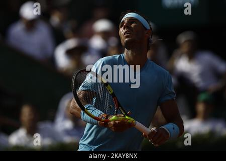 Rafael Nadal di Spagna serve durante la partita semifinale Mens singles contro Juan Martin del Potro di Argentina durante la semifinale il giorno 13 del 2018 Open francese allo stadio Roland Garros il 8 giugno 2018 a Parigi, Francia. (Foto di Mehdi Taamallah/NurPhoto) Foto Stock