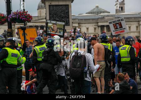 I sostenitori del bollitore della polizia durante una protesta del "Free Tommy Robinson" su Whitehall il 9 giugno 2018 a Londra, Inghilterra. Dopo la fine della protesta contro Free Tommy Robinson, un gran numero dei suoi sostenitori occupò la colonna di Nelson e si scontrò con gli ufficiali di polizia. (Foto di Alex Cavendish/NurPhoto) Foto Stock