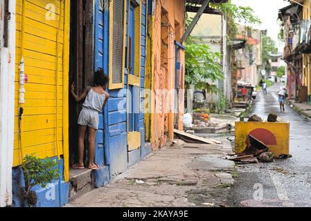 Ragazza curiosa in una strada colorata, guardando verso la gente del piede, nel popolare quartiere di Santa Ana a Città di Panama Foto Stock