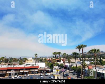 Il fumo aumenta in tutta la San Fernando Valley a Los Angeles mentre i vigili del fuoco combattono per contenere il fuoco di Portola, a Sherman Oaks, CA, USA, il 12 giugno, 2018. (Foto di John Fredricks/NurPhoto) Foto Stock