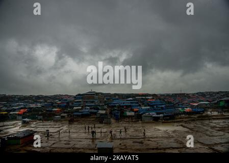 Un gruppo di rifugiati di rohingya sta giocando a calcio sul terreno vuoto di un rifugio di rohingya realizzato localmente a Kutupalong a Bazar, Bangladesh, il 13 giugno 2018. Centinaia di tende di rohingya ha preso in un altro luogo come il luogo di vita del thir era minacciato per essere inondato. (Foto di Masfiqur Sohan/NurPhoto) Foto Stock