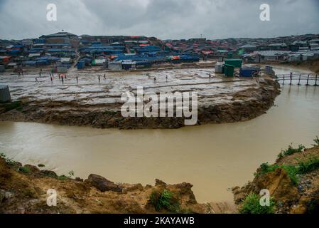 Un gruppo di rifugiati rohingya sta giocando a calcio sul terreno vuoto rohingya, rifugio di fortuna al kutupanong di Cox’s Bazar, Bangladesh, il 13 giugno 2018. Centinaia di tende di rohingya ha preso in un altro luogo come il luogo di vita del thir era minacciato per essere inondato. (Foto di Masfiqur Sohan/NurPhoto) Foto Stock