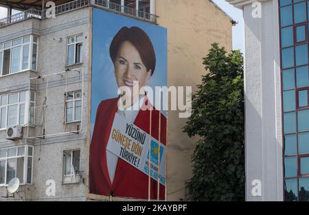 Mancano pochi giorni alle elezioni generali in Turchia, i candidati continuano a fare le loro campagne. In molte parti diverse di Istanbul, dalle zone rurali alle zone centrali affollate, sono appesi grandi manifesti dell'attuale presidente, Erdogan. Inoltre, manifesti del candidato della visione religiosa e nazionalista, Meral Aksener può essere visto in giro per la città. (Foto di Erhan Demirtas/NurPhoto) Foto Stock