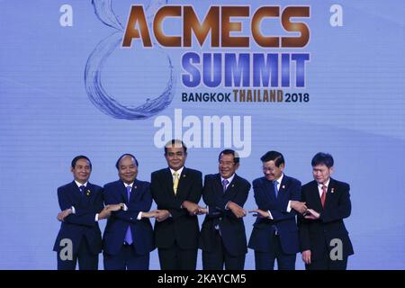 (L-R) il presidente del Myanmar U Win Myint, il primo ministro del Vietnam Nguyen Xuan Phuc, il primo ministro della Thailandia Prayut Chan-o-cha, il primo ministro della Cambogia Hun Sen, Il primo ministro del Laos Thongloun Sisoulith e il segretario generale dell'ASEAN Lim Jock Hoi posano per una fotografia di gruppo durante la cerimonia di apertura del 8th° vertice di strategia di cooperazione economica Ayeyawady-Chao Phraya-Mekong (ACMECS-8), a Bangkok, Thailandia, 16 giugno 2018. (Foto di Anusak Laowilas/NurPhoto) Foto Stock