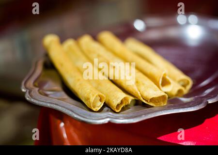 Flautas preparate al momento, taquitos . Cucina messicana tradizionale a base di ingredienti freschi servita a Ciudad de Mexico Foto Stock