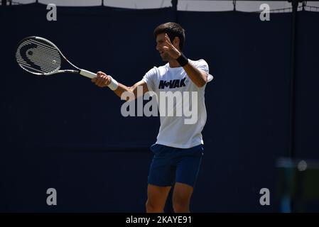 Novak Djokovic (SRB) viene raffigurato durante una sessione di allenamento durante il primo giorno dei Fever-Tree Championships al Queens Club, Londra, il 18 giugno 2018. (Foto di Alberto Pezzali/NurPhoto) Foto Stock