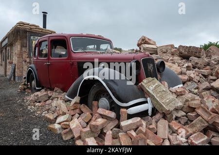 Tarrant Hinton.Dorset.United Kingdom.August 25th 2022.A scarto Austin sei è mezzo sepolto tra macerie per replicare una scena tipica della seconda guerra mondiale Foto Stock