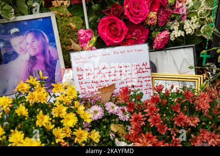 Foto, lettere e fiori sulla tomba di Einár nel cimitero di Katarina kyrkogård a Stoccolma, Svezia Foto Stock