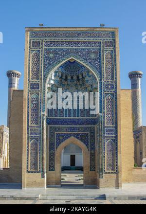 Vista della decorazione in piastrelle blu sull'entrata di iwan a Gur e Amir, mausoleo di Amir Timur o Tamerlane, antico monumento a Samarcanda, Uzbekistan Foto Stock