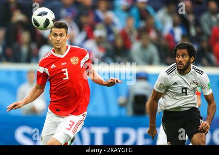 Ilya Kutepov (L) della nazionale russa di calcio e Marwan Mohsen della nazionale egiziana di calcio vie per la palla durante la partita della Coppa del mondo FIFA 2018, prima tappa - Gruppo A tra Russia ed Egitto allo stadio di San Pietroburgo il 19 giugno 2018 a San Pietroburgo, Russia. (Foto di Igor Russak/NurPhoto) Foto Stock