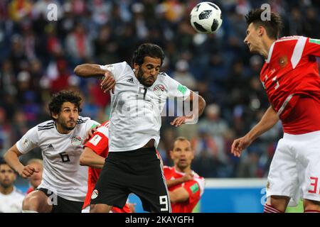 Marwan Mohsen (C) della nazionale egiziana di calcio vie per la palla durante la partita della Coppa del mondo FIFA 2018, prima tappa - Gruppo A tra Russia ed Egitto allo Stadio di San Pietroburgo il 19 giugno 2018 a San Pietroburgo, Russia. (Foto di Igor Russak/NurPhoto) Foto Stock