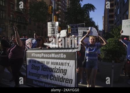 I manifestanti hanno marciato lungo le strade di New York per opporsi alle deportazioni e AL GHIACCIO a New York City, negli Stati Uniti, il 19 giugno 2018. (Foto di Shay Horse/NurPhoto) Foto Stock