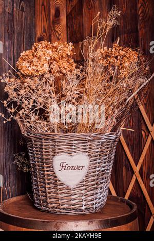 Cestino di vimini con fiori secchi. Fiori secchi per la decorazione interna  della casa Foto stock - Alamy