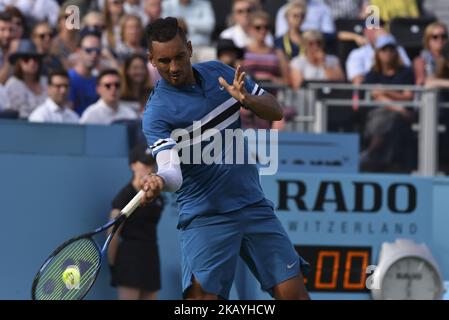 Nick Kyrgios in Australia torna a Andy Murray in Gran Bretagna durante il primo incontro maschile di single al torneo di tennis ATP Queen's Club Championships nella parte ovest di Londra, Regno Unito, il 19 giugno 2018. Andy Murray in Gran Bretagna è stato battuto 2-6, 7-6 (7/4), 7-5 dall'australiano Nick Kyrgios nel primo turno del Queen's Club. (Foto di Alberto Pezzali/NurPhoto) Foto Stock