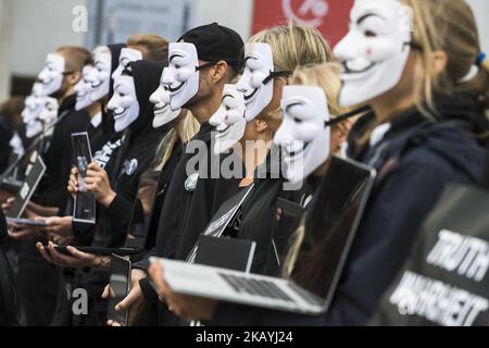 Gli attivisti che indossano la maschera di Anonymous assistono ad un'azione "24 ore di verità" ad Alexanderplatz a Berlino, in Germania, il 23 giugno 2018. I dimostranti vogliono richiamare l'attenzione, anche parlando con le persone che passano davanti, sulla violenza contro gli animali e promuovere uno stile di vita vegano e uno sfruttamento sostenibile degli animali. (Foto di Emmanuele Contini/NurPhoto) Foto Stock