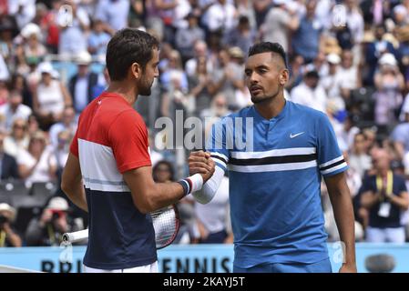 Marin Cilic di Croazia (L) reagisce dopo la vittoria a Nick Kyrgios di Australia (R) durante la loro partita semifinale il giorno sei dei Fever-Tree Championships al Queens Club il 23 giugno 2018 a Londra, Regno Unito. (Foto di Alberto Pezzali/NurPhoto) Foto Stock