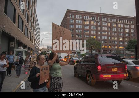 I manifestanti “Occupy ICE” hanno occupato i marciapiedi e le banchine di carico dell’Ufficio ICE di Manhattan a New York, NY, il 23 giugno 2018, come parte di un appello nazionale all’azione. (Foto di Shay Horse/NurPhoto) Foto Stock
