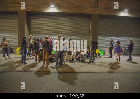 I manifestanti “Occupy ICE” hanno occupato i marciapiedi e le banchine di carico dell’Ufficio ICE di Manhattan a New York, NY, il 23 giugno 2018, come parte di un appello nazionale all’azione. (Foto di Shay Horse/NurPhoto) Foto Stock