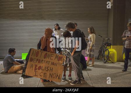 I manifestanti “Occupy ICE” hanno occupato i marciapiedi e le banchine di carico dell’Ufficio ICE di Manhattan a New York, NY, il 23 giugno 2018, come parte di un appello nazionale all’azione. (Foto di Shay Horse/NurPhoto) Foto Stock